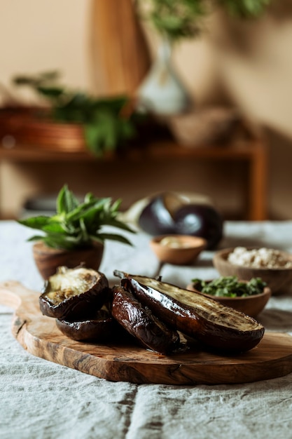 Sabrosa comida judía con tablero de madera