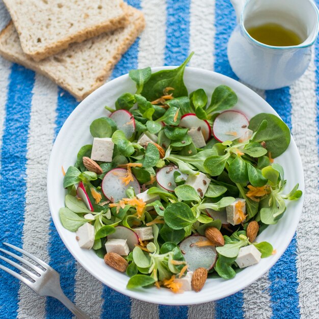 Sabrosa ensalada fresca en un tazón