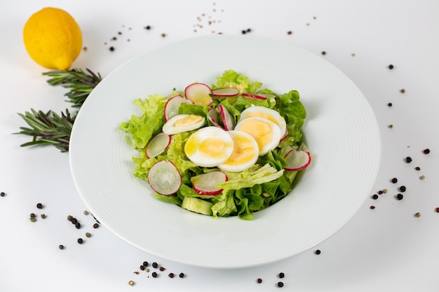 Sabrosa ensalada con lechuga, rábano y huevos