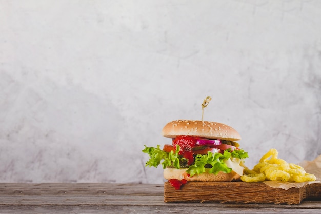 Sabrosa hamburguesa con aros de cebolla