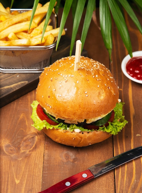 Sabrosa hamburguesa con carne con papas fritas