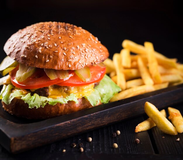 Sabrosa hamburguesa clásica con papas