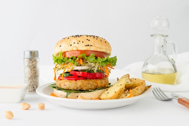 Sabrosa hamburguesa con papas fritas