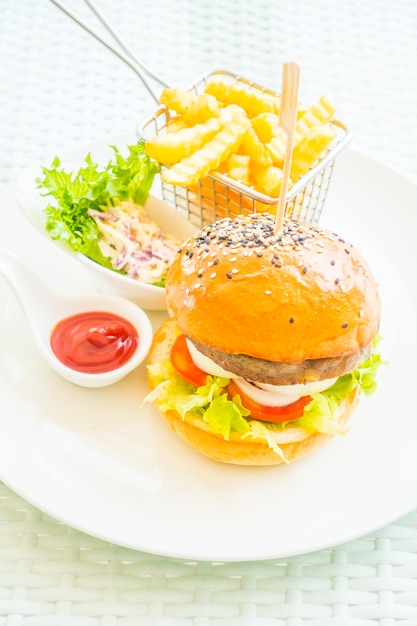 Sabrosa hamburguesa con patatas fritas