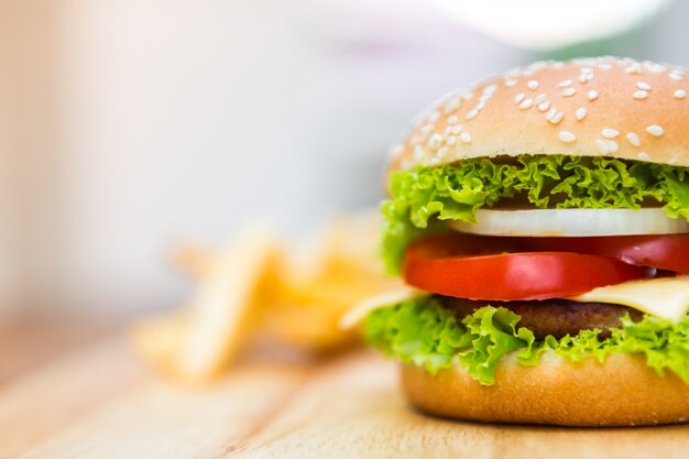 Sabrosa hamburguesa de queso con lechuga