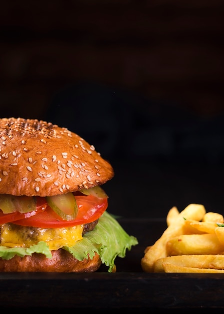 Sabrosa hamburguesa con queso con papas fritas