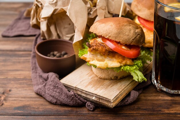 Sabrosa hamburguesa con refresco en bicarbonato de madera