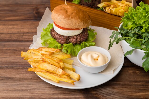 Sabrosa hamburguesa con salsa y papas fritas