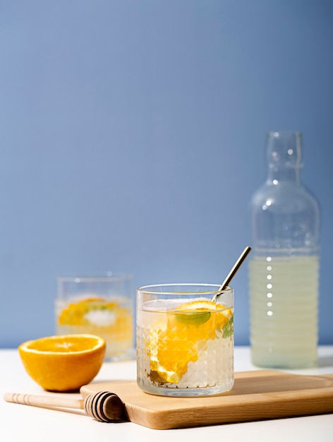 Foto gratuita sabrosa limonada con rodaja de naranja