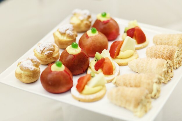 Sabrosa panadería con bayas y frutas servidas en plato blanco