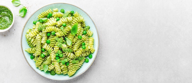 Sabrosa pasta apetitosa con pesto en plato.