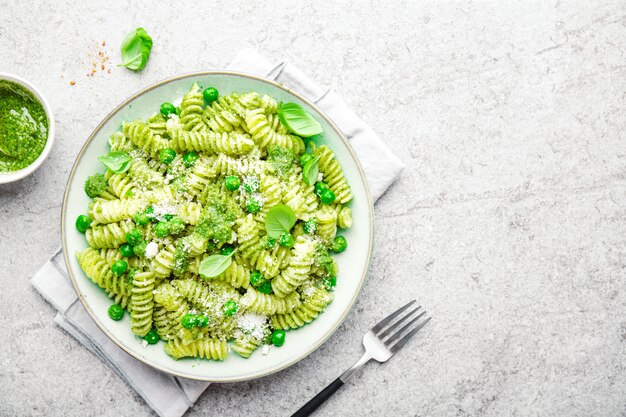 Sabrosa pasta apetitosa con pesto en plato.