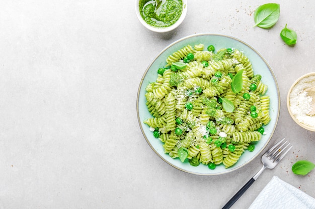 Foto gratuita sabrosa pasta apetitosa con pesto en plato.