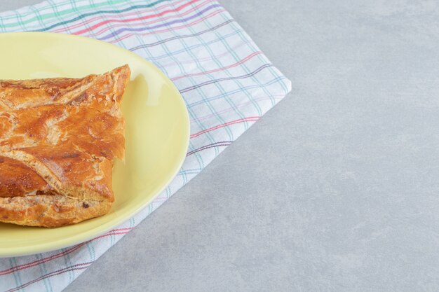 Sabrosa pastelería khachapuri en placa amarilla.