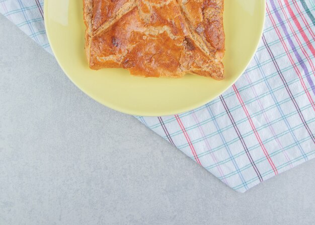 Sabrosa pastelería khachapuri en placa amarilla.