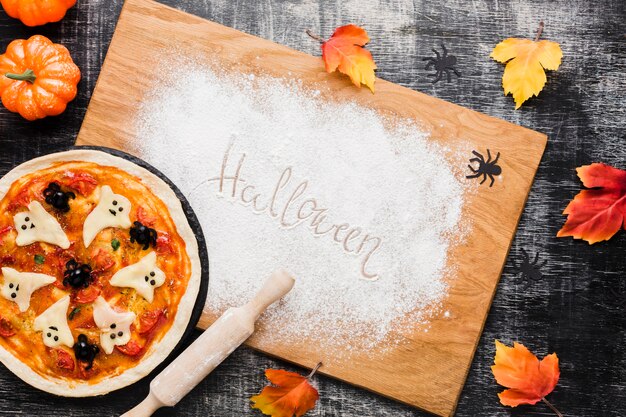 Sabrosa pizza de halloween en tablero de madera