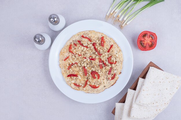 Sabrosa pizza con pimiento, tomate, cebolla, sal y pan de pita.