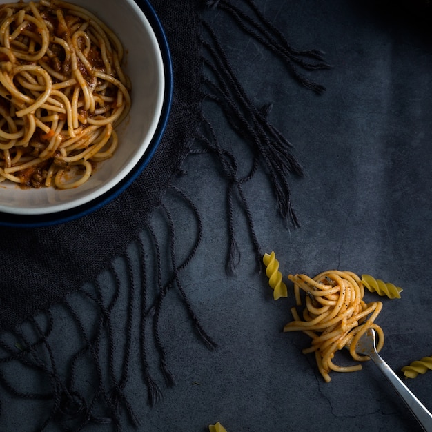 Foto gratuita sabrosa receta de espagueti en un tazón