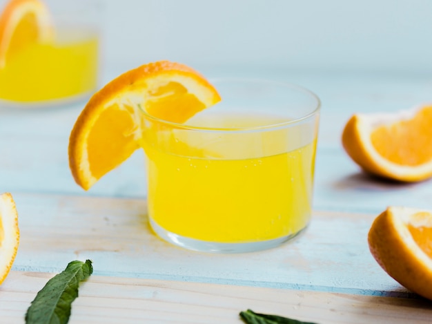 Sabrosa refrescante bebida amarilla con naranja y menta.