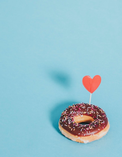 Sabrosa rosquilla glaseada decorada con un corazón