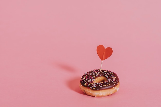 Sabrosa rosquilla glaseada decorada con un corazón