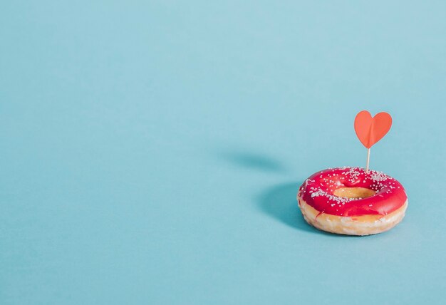 Sabrosa rosquilla glaseada decorada con un corazón