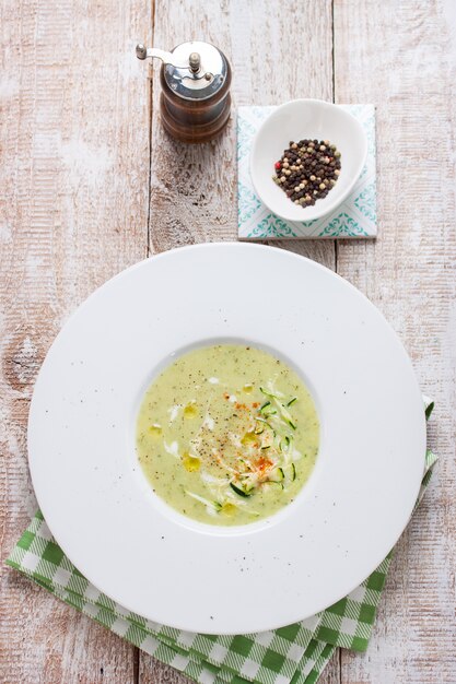 Sabrosa sopa de brécol en plato blanco