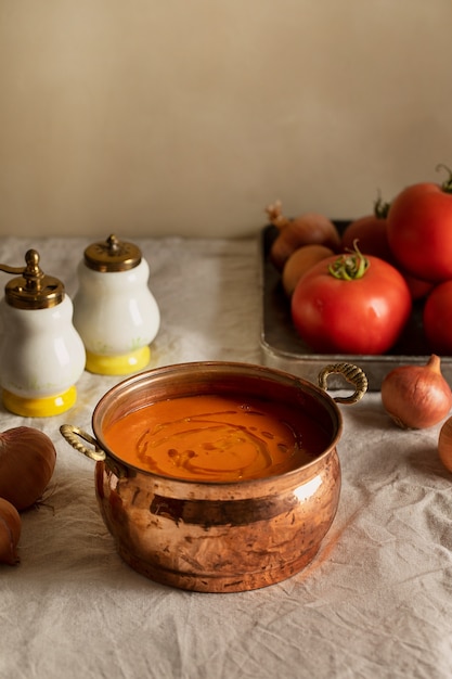 Sabrosa sopa de crema de tomate alto ángulo