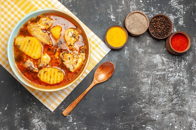 Sabrosa sopa de pollo con patatas