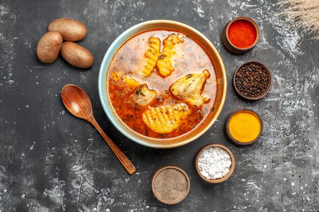 Sabrosa sopa de pollo con patatas