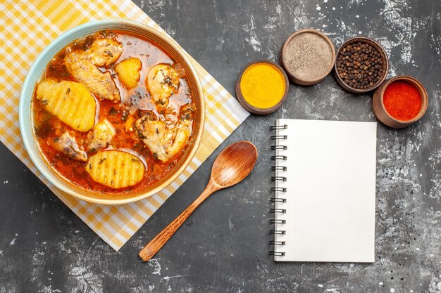 Sabrosa sopa de pollo con patatas