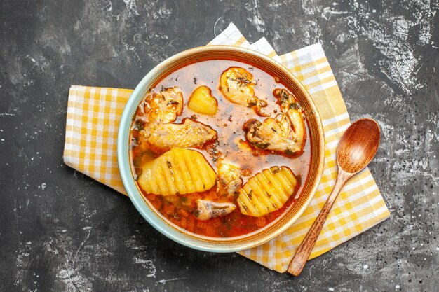 Sabrosa sopa de pollo con patatas