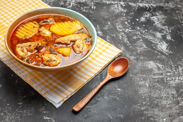 Sabrosa sopa de pollo con patatas