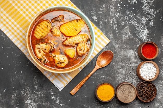 Foto gratuita sabrosa sopa de pollo con patatas