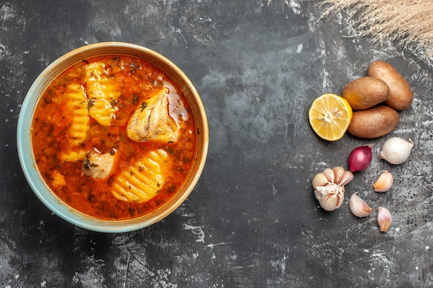 Foto gratuita sabrosa sopa de pollo con patatas