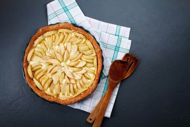 Sabrosa tarta de manzana en el plato Copie el espacio.