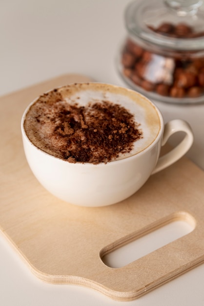 Sabrosa taza de café sobre tabla de madera