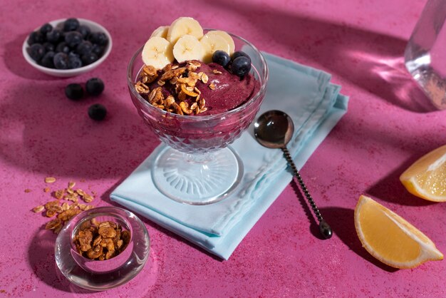 Sabrosa taza de postre brasileño con plátano