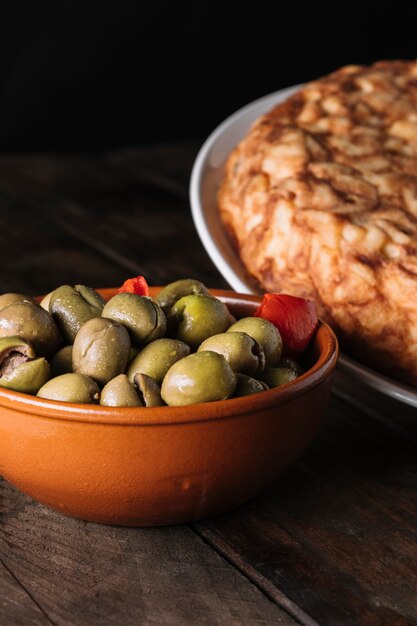 Sabrosas aceitunas cerca de la tarta