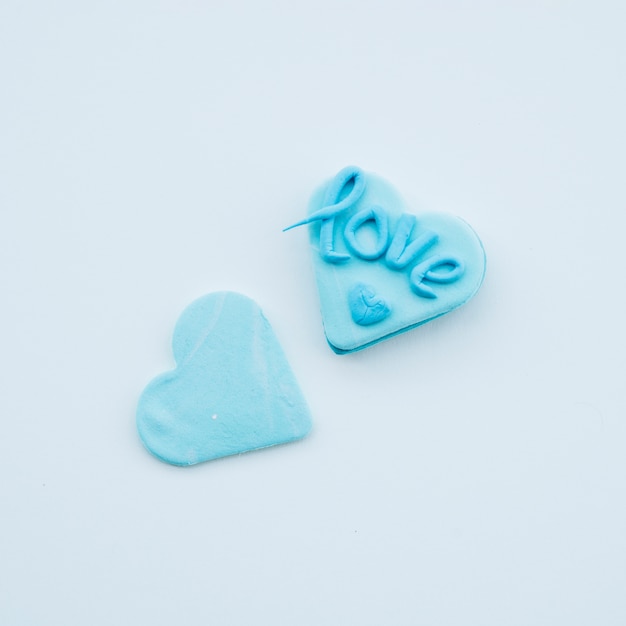 Sabrosas galletas azules en forma de corazones
