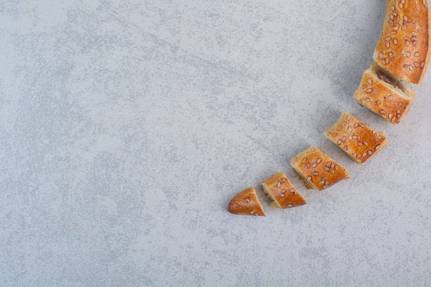 Sabrosas galletas caseras sobre fondo gris