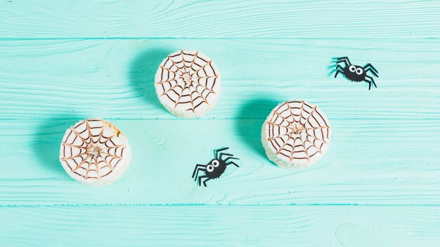 Sabrosas galletas cerca de arañas decoradoras