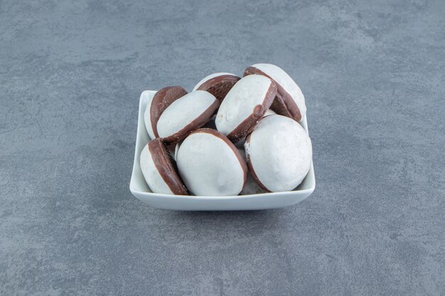 Sabrosas galletas glaseadas en un tazón blanco.