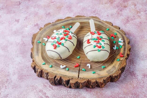 Sabrosas galletas navideñas caseras.