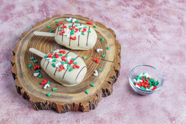 Sabrosas galletas navideñas caseras.