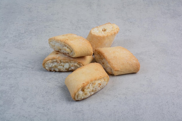 Sabrosas galletas rellenas en mesa gris. Foto de alta calidad