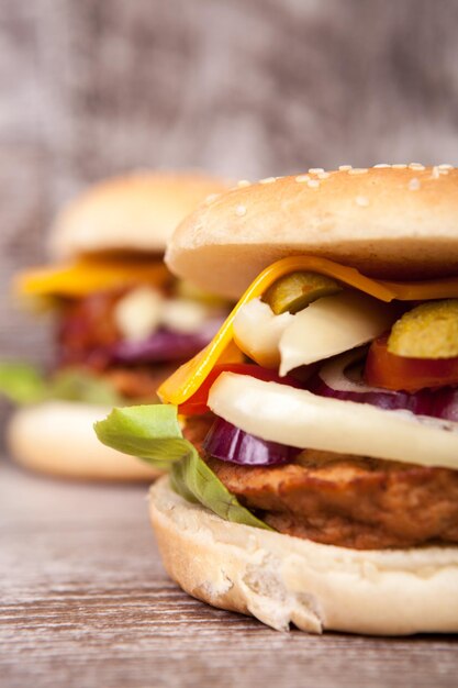 Sabrosas hamburguesas sobre fondo de madera. Comida rapida y sabrosa