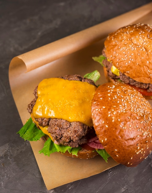 Foto gratuita sabrosas hamburguesas de ternera con queso derretido