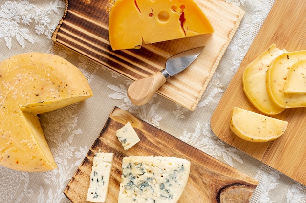 Sabrosas lonchas de queso y queso brie en una mesa