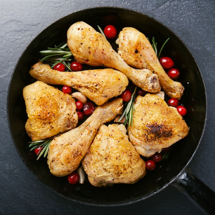 Foto gratuito sabrosas patas de pollo al horno con especias en sartén